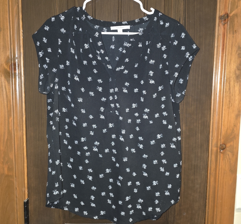 fun 2 fun Black Short-Sleeve V-Neck Floral Blouse